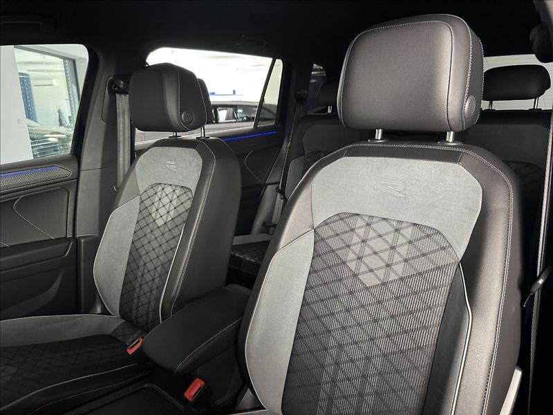 Volkswagen Tiguan Allspace 2,0 TDi  DSG 4x4 R-Line Matrix - fotka 26 z 45