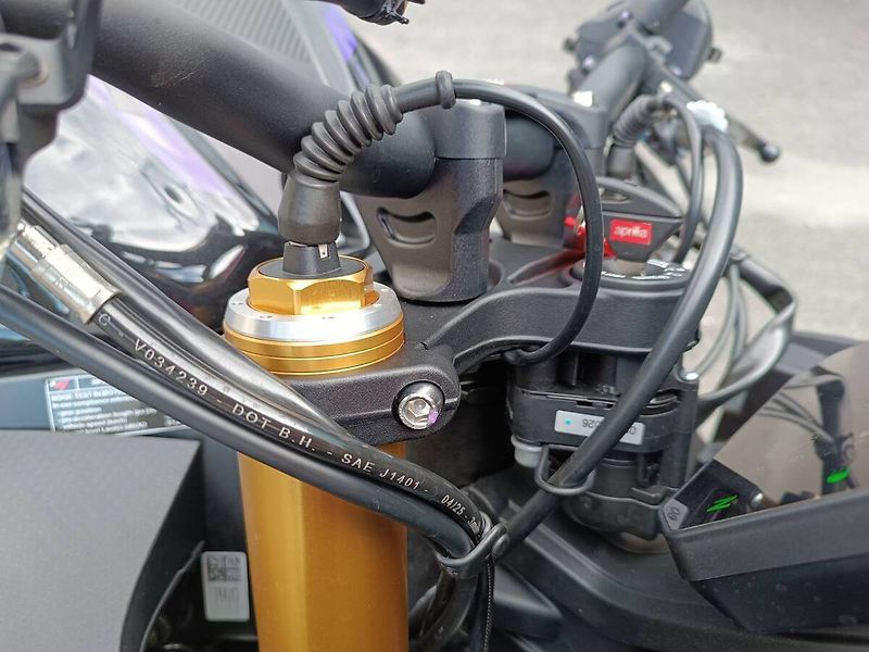 Aprilia Tuono V4 1100 Factory (2026) Shakedown Indigo (sleva 50.0 - fotka 14 z 24