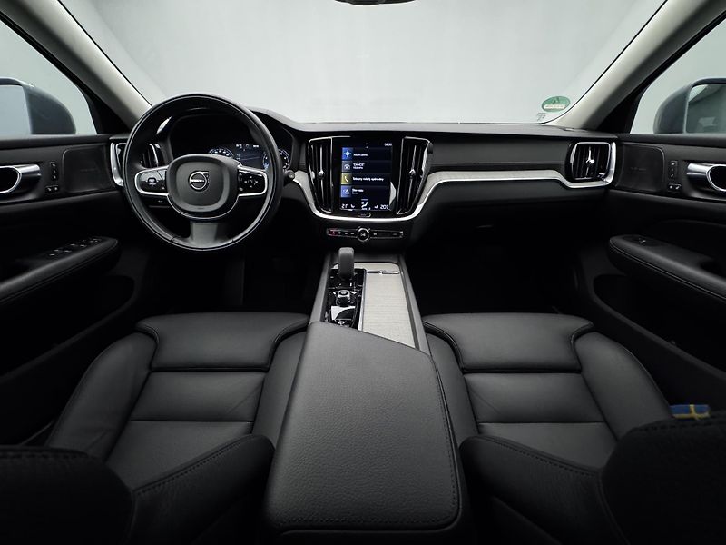 Volvo V60 CC MOMENTUM PRO AUT - fotka 2 z 48