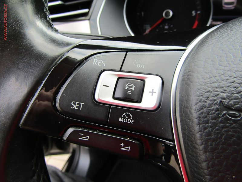 Volkswagen Passat (2017) 2.0 TDi, ČR - fotka 13 z 20