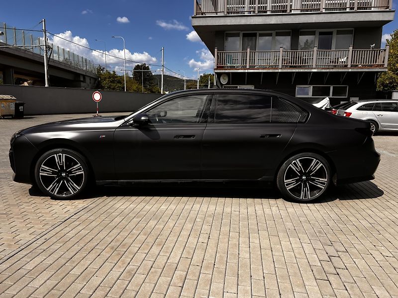 BMW Řada 7 740 xD M Sport frozen Black  - fotka 6 z 18