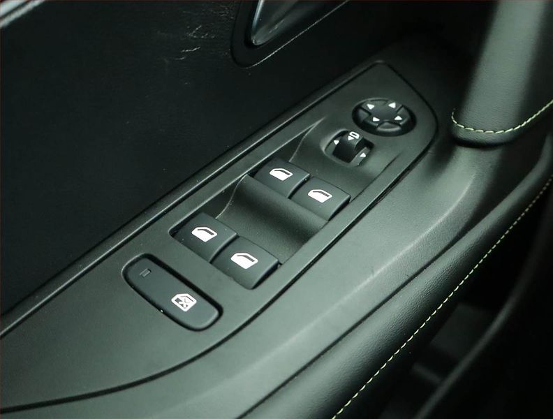 Peugeot 2008 (2021) GT 50 kWh, SoH 87%, Automat - fotka 16 z 23