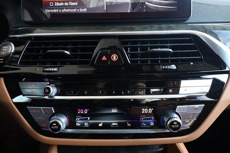 BMW Řada 5 M550i xDrive - fotka 17 z 30