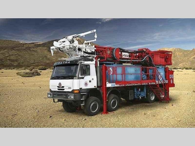 Tatra Force 8x8 – vozidlo pro přepravu potrubí.