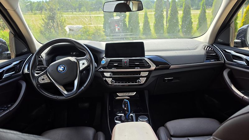 BMW iX3 (2021) 210 kW, head-up display - fotka 7 z 10
