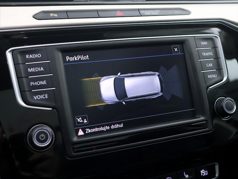 Volkswagen Passat 1,6 TDI Highline Tažné Panoram - fotka 24 z 37