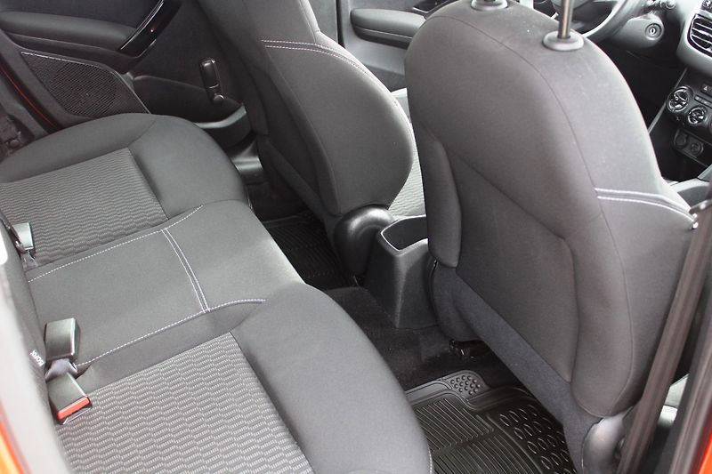 Peugeot 208 (2016) 1,6HDI KLIMA EL.OKNA ESP PC - fotka 11 z 15