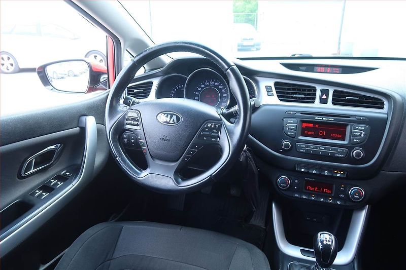 Kia Ceed (2015) 1.6 GDI, Serv.kniha, Tempomat - fotka 7 z 21