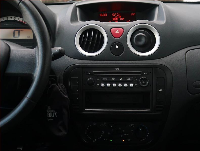 Citroën C3 (2008) 1.1 i, udržované - fotka 12 z 14