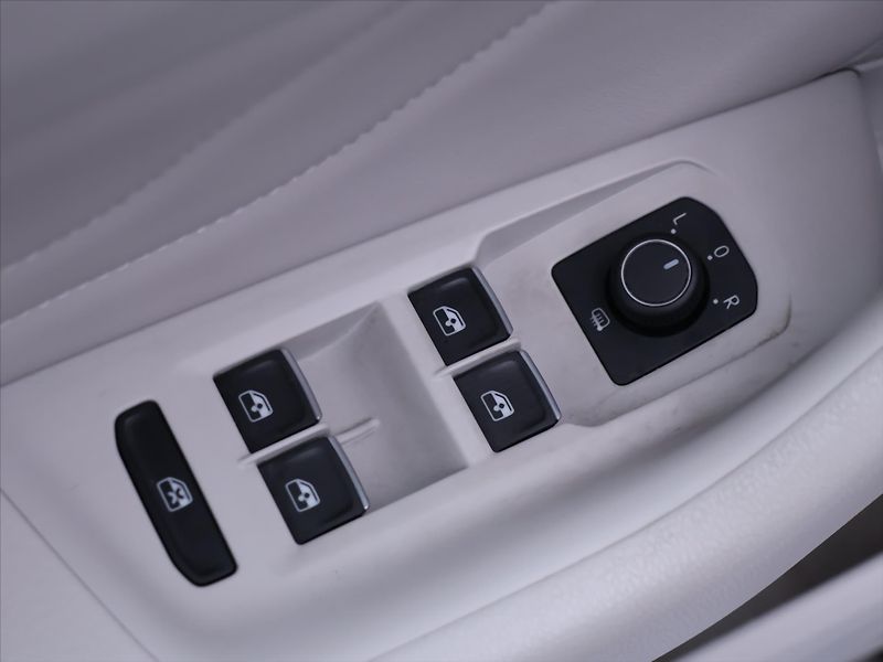 Volkswagen Passat 2,0 TDI CZ Elegance Kůže DPH - fotka 15 z 31