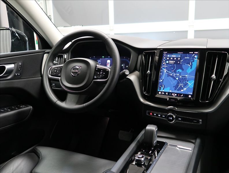 Volvo XC60 2,0 B4 AWD PLUS DARK 1. MAJ ČR - fotka 11 z 55