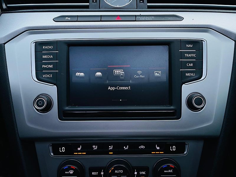 Volkswagen Passat 2.0TDI AUTOMAT VÝHŘEV SERVISKA - fotka 38 z 54