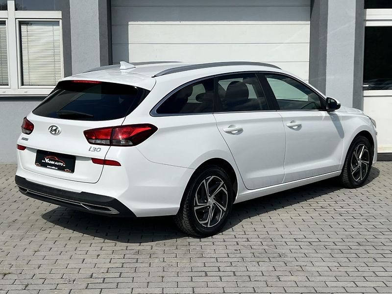 Hyundai i30 (2022) 1.6CRDi 85kW SMART 1.MAJITEL  - fotka 4 z 21