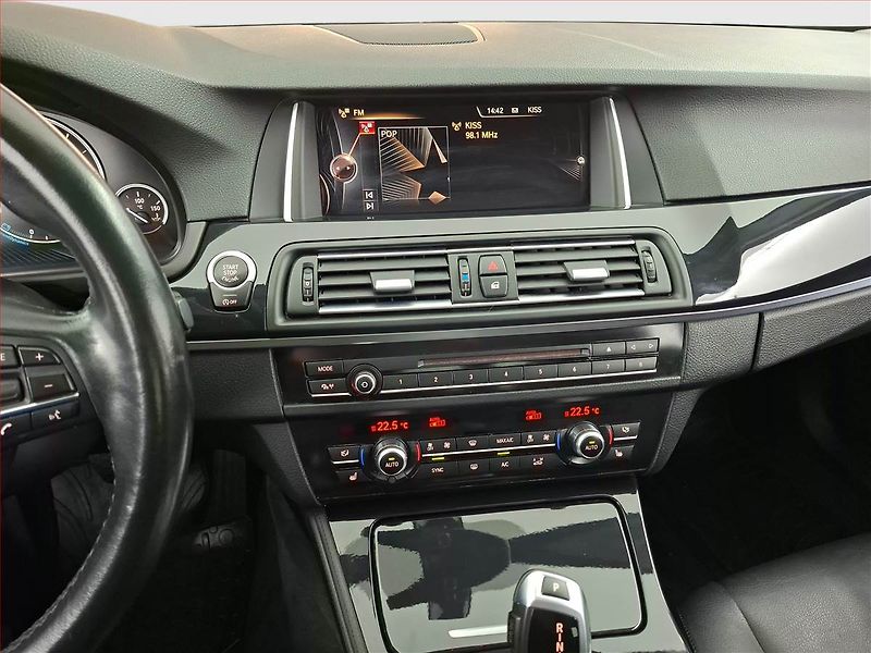 BMW Řada 5 (2015) 520d xDrive, 4X4, Automat - fotka 12 z 34