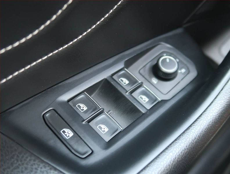 Volkswagen Passat (2020) Elegance 2.0 TSI, Automat - fotka 16 z 22
