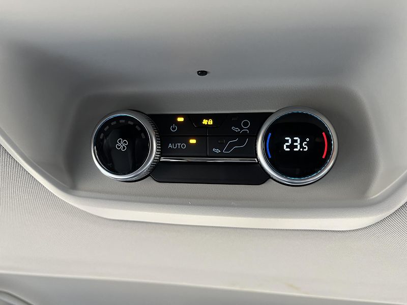 Ford Tourneo Custom (2024) L2*TITANIUM*2xŠOUPKY*8m*KAMERA - fotka 16 z 37