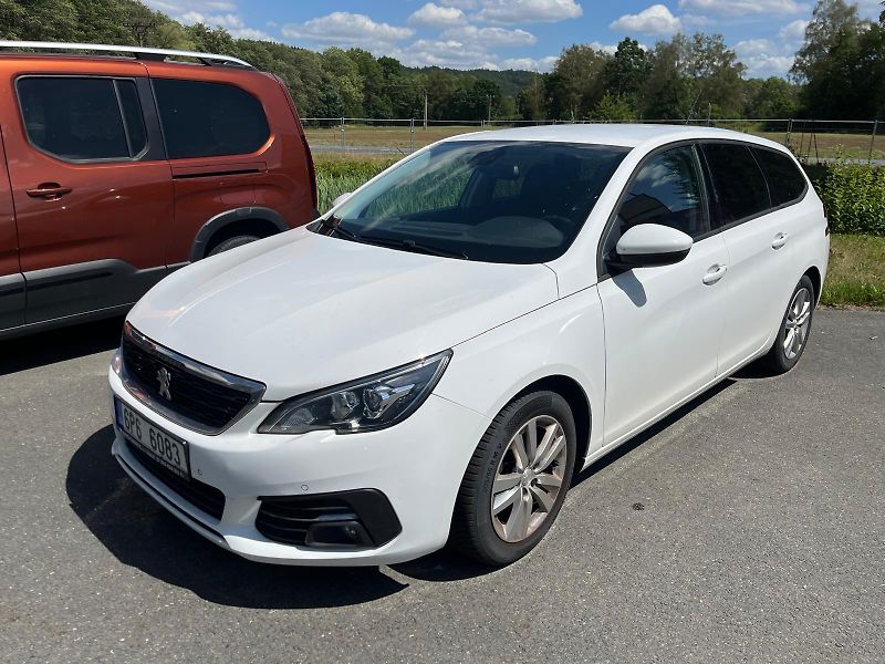 Peugeot 308 SW Active 1,2 110k servis sml. - fotka 2 z 8