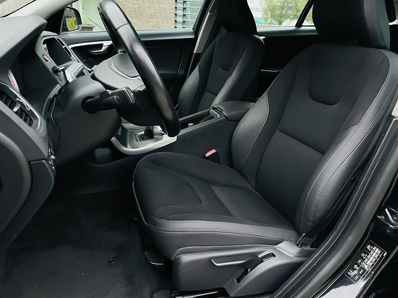 Volvo V60 2.4D5 MANUÁL TAŽNÉ SERVISKA - fotka 28 z 41