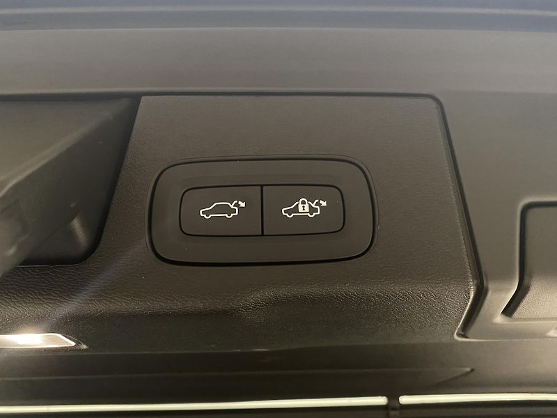Volvo XC60 B5 AWD DARK PLUS AUT - fotka 33 z 53