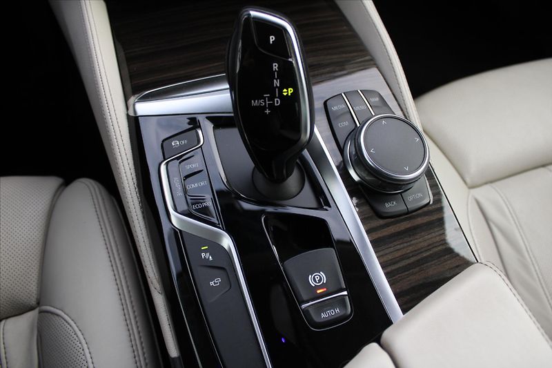 BMW Řada 5 540i xDrive 250kW LUXURY ČR - fotka 29 z 35