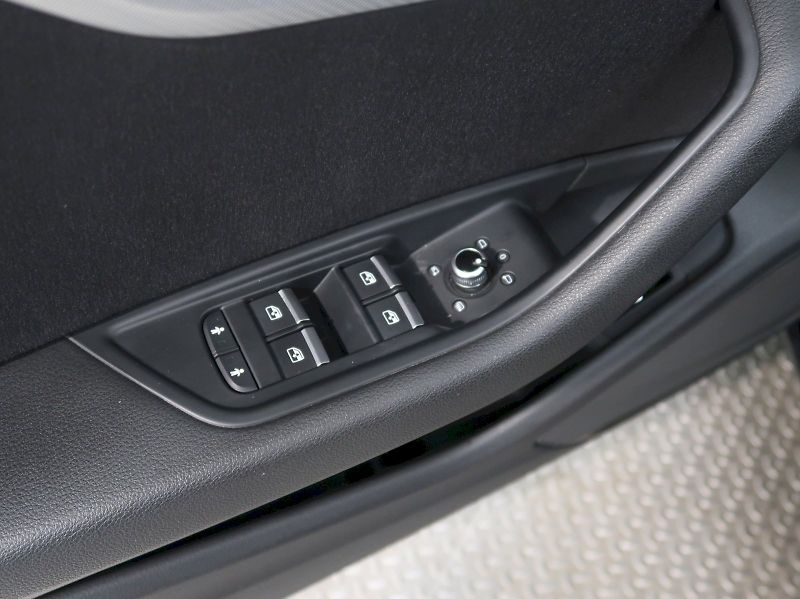Audi A4 (2019) 40TDI 140KW 4x4 WEBASTO NAVI - fotka 34 z 39
