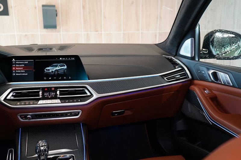BMW X7 M50i xD, Executive Drive Pro - fotka 50 z 50