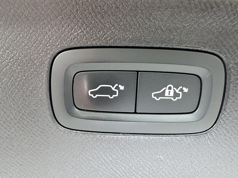 Volvo XC90 T8 plug-in hybrid Recharge - fotka 27 z 32