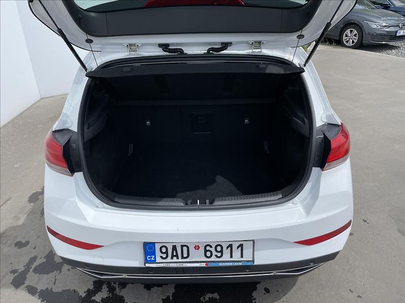 Hyundai i30 1,5 T-GDI DCT Family Smart NAV - fotka 23 z 23