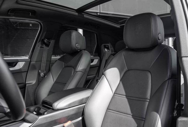 Porsche Cayenne E-Hybrid Pano BOSE PASM InnoDr - fotka 8 z 17