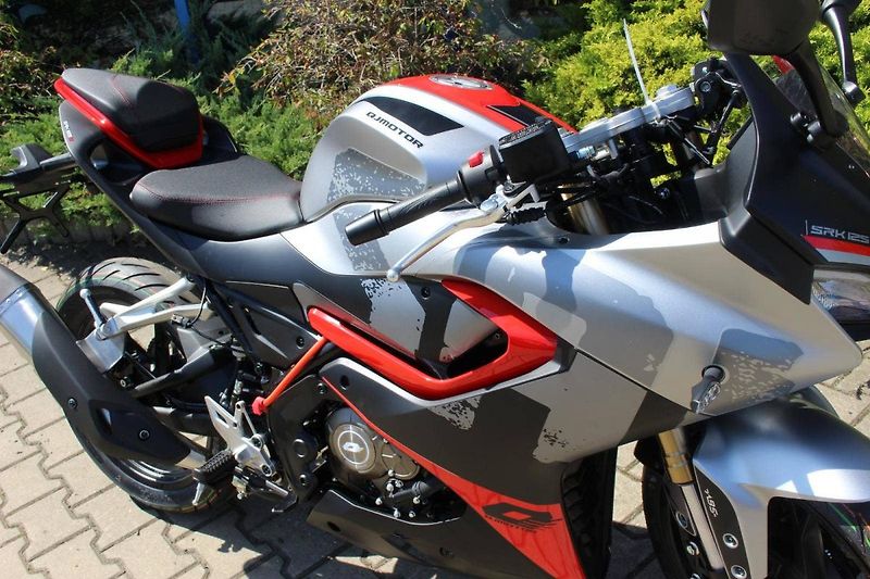 QJ Motor SRK 125 R (2025) MODEL 2026 SKLADEM NOVINKA - fotka 3 z 9