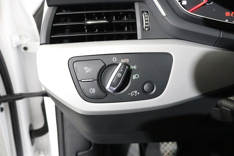 Audi A4 Limuzína 35 TFSI 110 kW - fotka 17 z 25