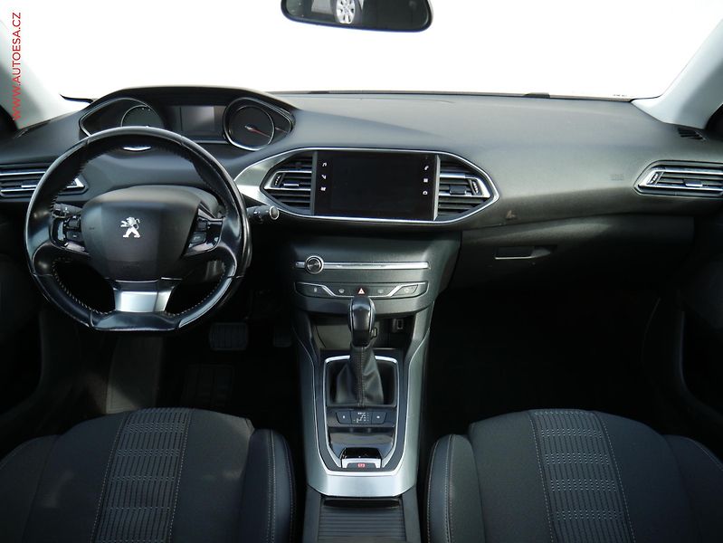 Peugeot 308 (2018) 2.0 HDi, ČR, Allure, AT - fotka 8 z 16