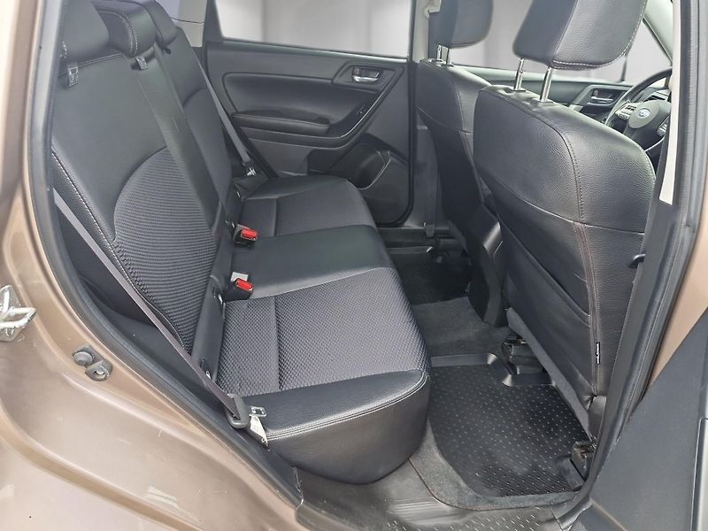 Subaru Forester (2014) 2,0 XT 177 kW 1.maj. ČR - fotka 21 z 24