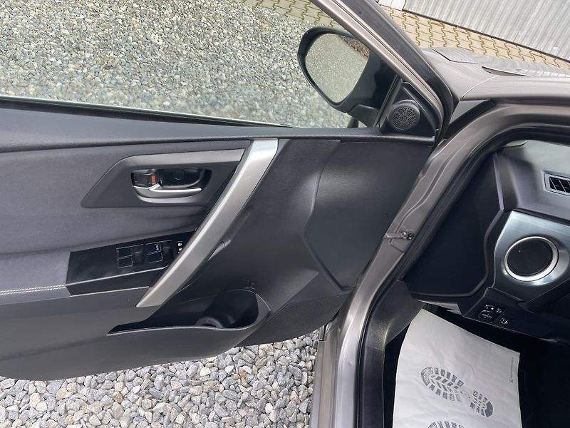 Toyota Auris 1.8i 16v HYBRID AUT NAVI CAM!! - fotka 78 z 166