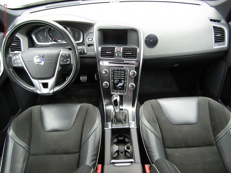 Volvo XC60 (2017) 2.0 D4, Momentum, xenon, navi - fotka 8 z 19