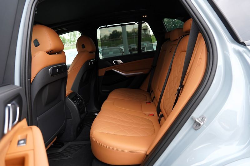 BMW X5 M60i xDrive/AT9/21/530 PS - fotka 34 z 45