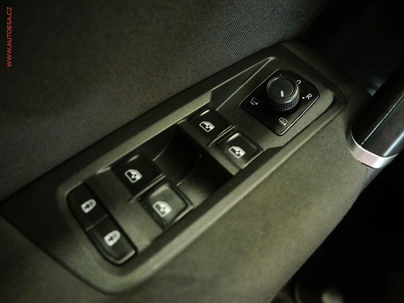Volkswagen Touran (2022) 2.0TDi, LED, navi, kamera - fotka 14 z 22
