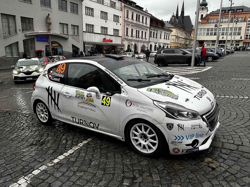 Tragédie, která se odehrála v rámci 58. ročníku Rallye Šumava, kdy po nehodě zemřela navigátorka Alena Krejčíková (41), nezasáhla jen příznivce rallye, ale její kamarády, jelikož byla na Klatovsku doma.