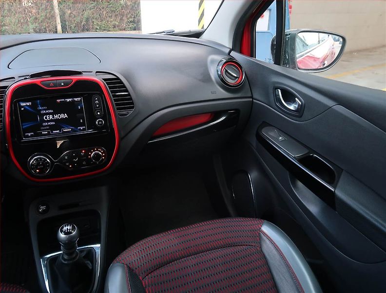Renault Captur (2017) 1.2 TCe, Kůže, Tempomat - fotka 8 z 18