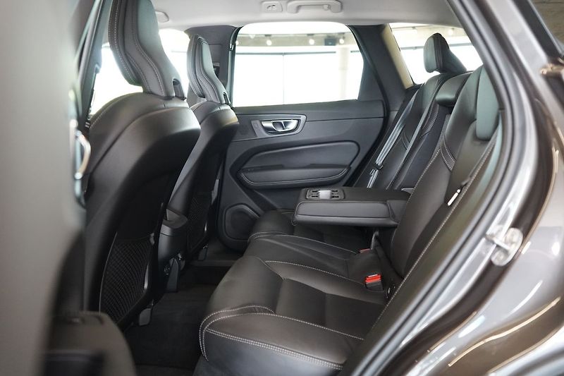 Volvo XC60 B5 AWD Plus Dark, Ventilace - fotka 41 z 46