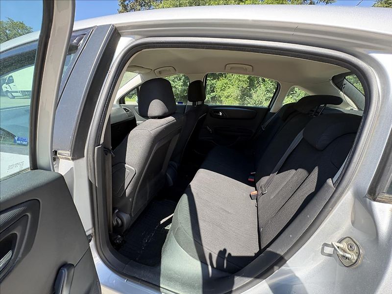 Citroën C4 1,4 i 65kW CZ,Klima,Orig.Km ! - fotka 16 z 21
