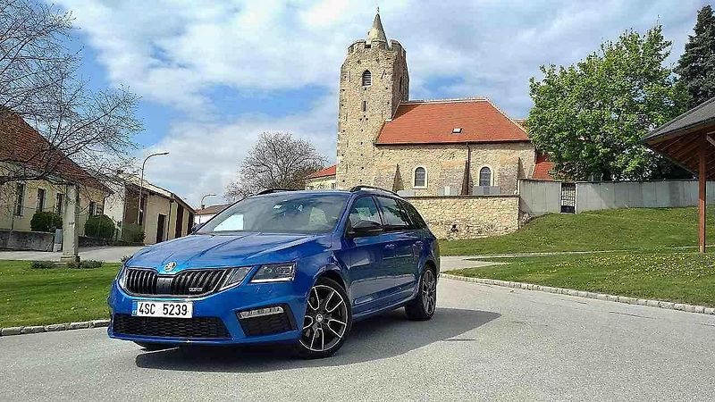 Škoda Octavia Combi RS a Škoda Octavia Scout.