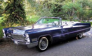 Pro dnešní zábavný kvíz jsme pro vás zvolili otázky týkající se světově známé americké značky Cadillac. Na snímku je vůz Cadillac DeVille Convertible z roku 1968.