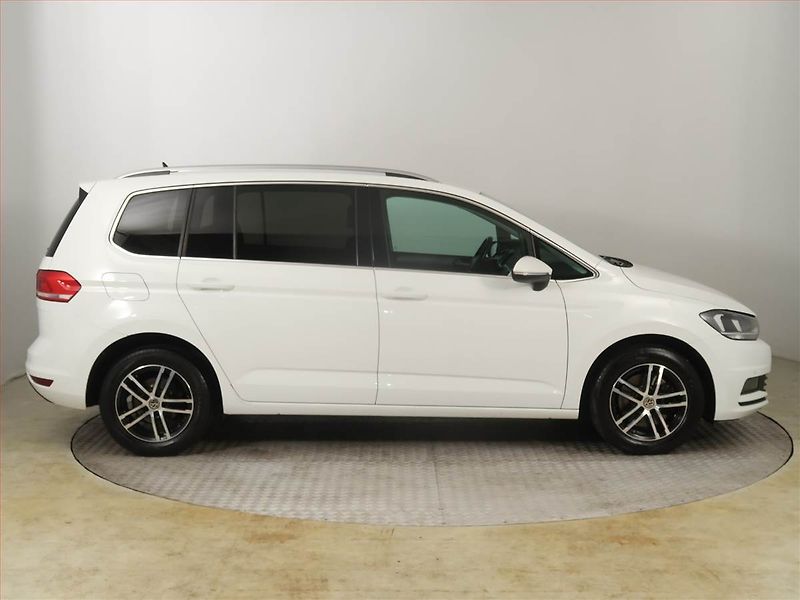 Volkswagen Touran (2021) 1.5 TSI - fotka 6 z 18