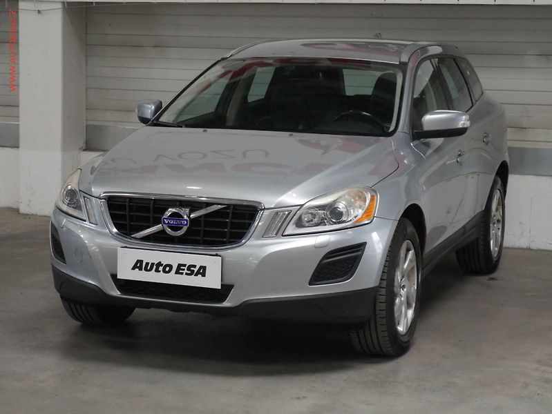 Volvo XC60 (2012) 2.4 D 4x4, 1.maj,ČR, Xenon - fotka 3 z 17