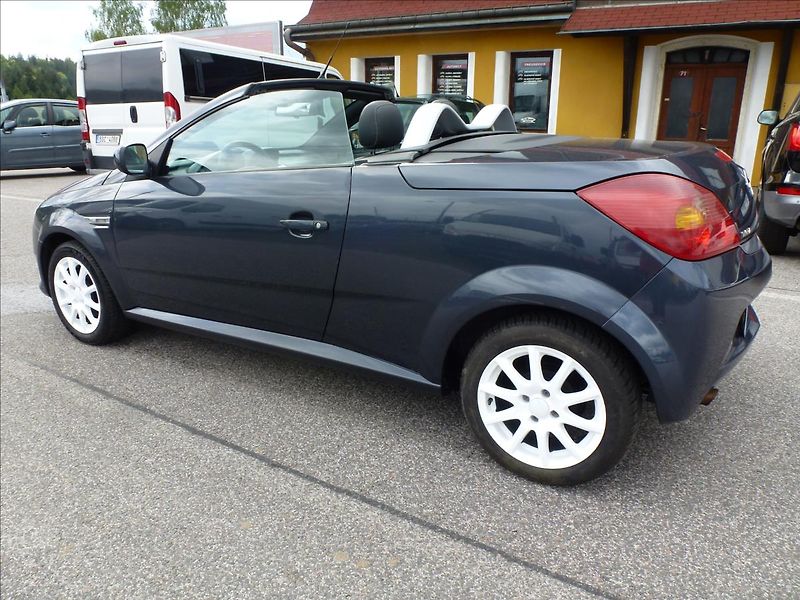 Opel Tigra 1,4 16V Roadster Cabrio - fotka 12 z 48