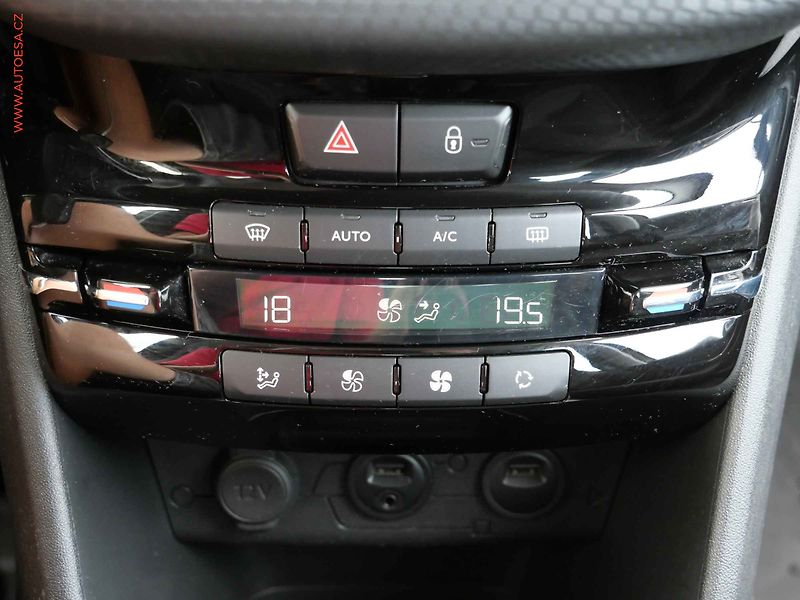 Peugeot 2008 (2013) 1.4HDi, ČR, Active, TZ, navi - fotka 14 z 21