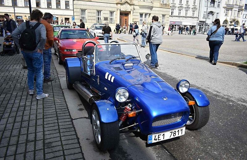 Nablýskané historické vozidla a motorky obsadily v neděli 19. května centrum Prostějova. 19.5. 2024