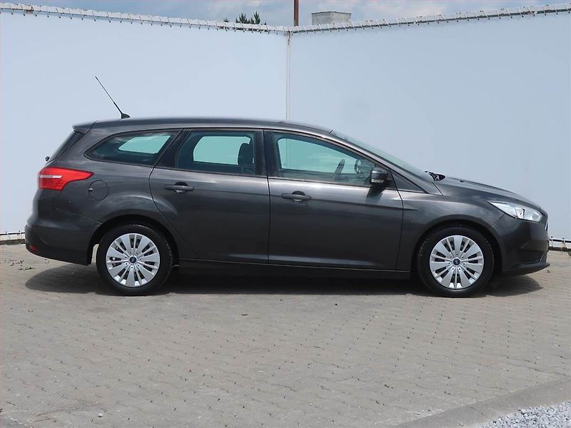 Ford Focus (2015) 1.0 EcoBoost, Tempomat - fotka 6 z 14