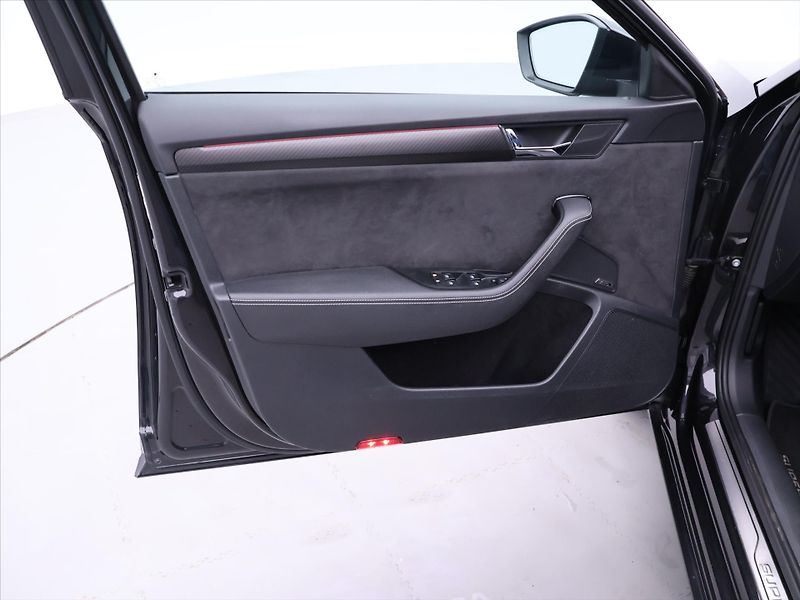 Škoda Superb 2,0 TDI 140kW DSG CZ Sportline - fotka 11 z 38